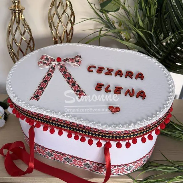 Cutie pentru trusou de botez cu motive tradiționale