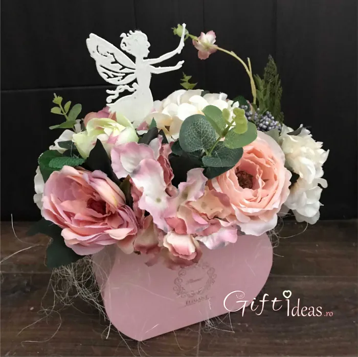 Aranjament floral cu bujori și zână din lemn