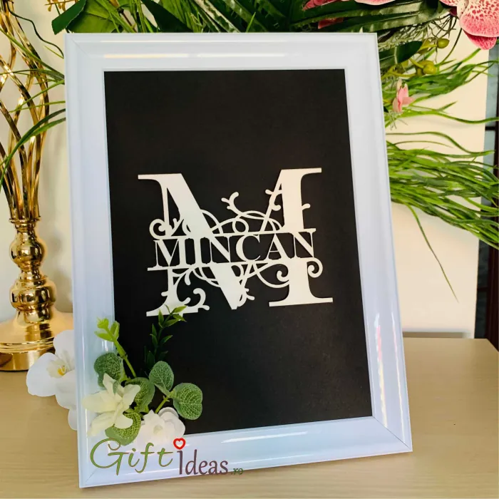 Monogramă decupată laser, în ramă